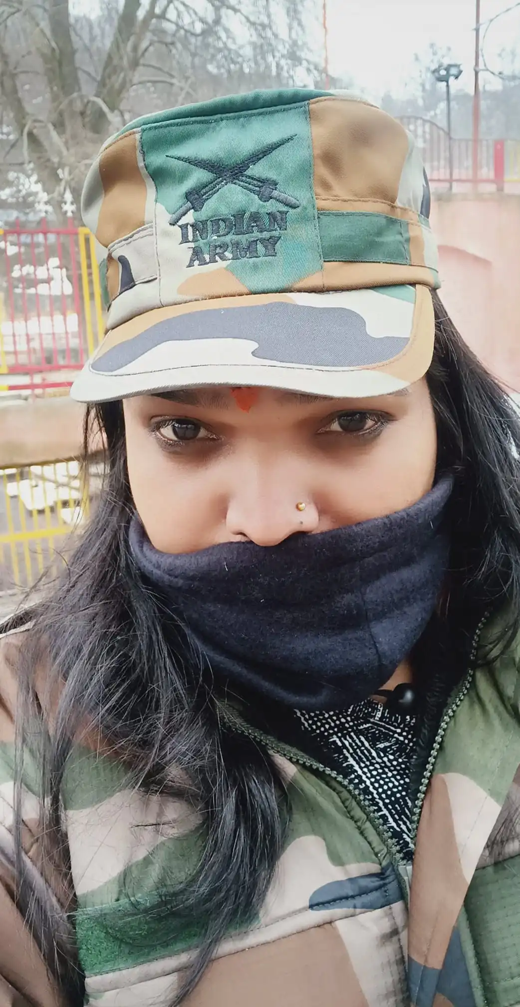 പട്ടാള വേഷവും കാശ്മീർ യുവതയും